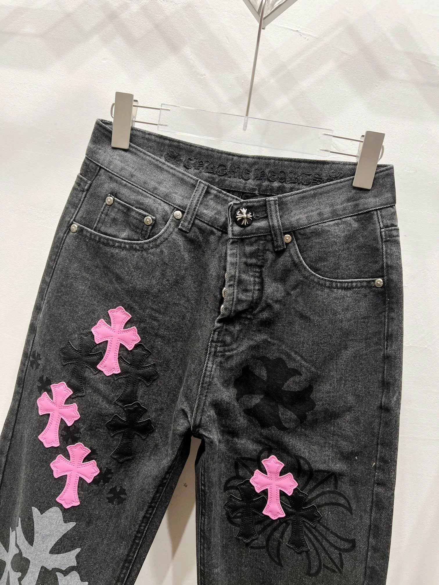 P260 Style No.: (c036) ChromeHearts & ChromeHearts Purple spray-painted graffiti leather Cow King jeans Original hardware accessories washed and other elevators, QR code analysis are all purchased from the original factory, high degree of restoration, you are welcome to compare the products~ Three-dimensional version Loose and comfortable, not picky about the body shape Make you taller and slimmer Factory Seiko Original quality control Same style for men and women Can be matched with couples Versatile recommendation Necessary jeans for all seasons Hipsters have been disappointed From the quality selection of fabrics, the tailoring of details, and the matching of patterns, everything is impeccable! The upper body is so handsome when worn...it can be easily worn by men, women and children! The craftsmanship is made of heavy-duty washed pure cotton denim fabric. After washing, it is soft and thick and looks very stylish when worn. Size: 28, 30, 32, 34, 36 (S-XXL) Color: black purple